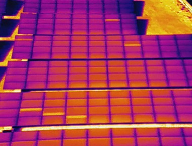 赤外線搭載ドローンによる太陽光発電所パネル上空映像となります。診断時は一定の高度により適切な赤外線のデータを取得し分析いたします。